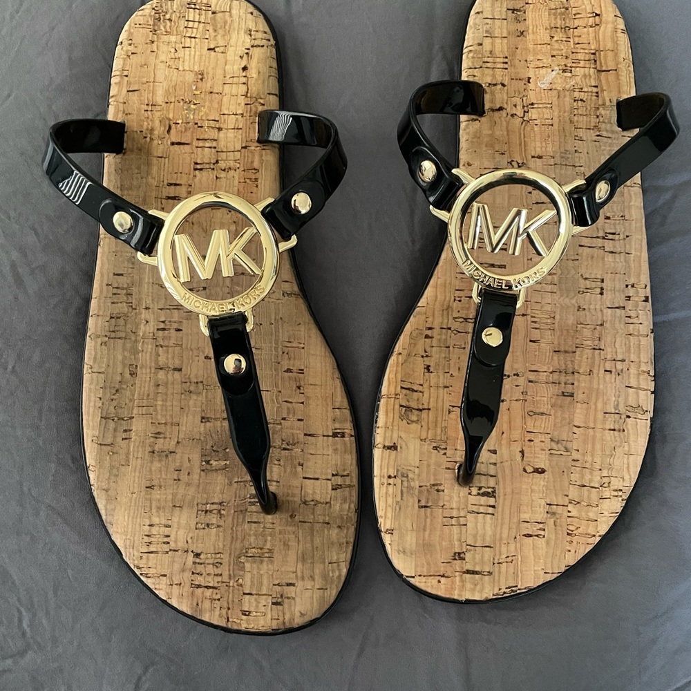 MICHAEL KOHRS SIZE 7 BLACK SANDALS WITH GOLD EMBLEM WORN SEVERAL TIMES